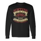 Achtung Es Ist Ein Pietsch Ding Last Name Plate S Langarmshirts