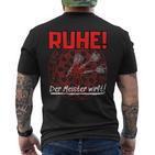 With Darts Quote Ruhe Der Meister Wirft T-Shirt mit Rückendruck