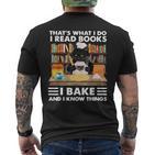 Das Ist Was Ich Mache Ich Lese Bücher Die Ich Backe Und Ich Weiß Dinge T-Shirt mit Rückendruck