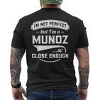 Ich Bin Nicht Perfekt Aber Ich Bin Ein Munoz So Nah Genug Nachname T-Shirt mit Rückendruck