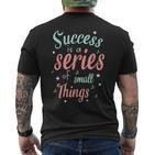 Success Ist Eine Reiheon Kleinen Dingen Motivierende Worte T-Shirt mit Rückendruck