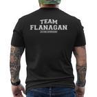 Team Flanagan Stolzer Familiennachname Nachname Geschenk T-Shirt mit Rückendruck