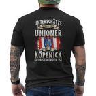 Unterschätze Niemals Einen Unioner Aus Köpenick Football Fans T-Shirt mit Rückendruck