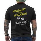 Vorsichtor Dem Frauchen Der Hund Ist Harmlos Careful Before The T-Shirt mit Rückendruck