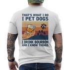 Das Ist Was Ich Mache Ich Pet Dogs Ich Trinke Bourbon Ich Weiß Dinge T-Shirt mit Rückendruck