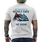 Unterschätze Niemals Einen Alten Mann Auf Skis I Skiing Long-Sleeved T-Shirt mit Rückendruck