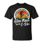 With E-Bike Underschätze Niemals Einen Old Mann Mit Einer E-Bike T-Shirt