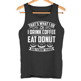 Damen Das Ist Was Ich Trinke Kaffee Esse Donuts Und Weiß Dinge Mit-Ausschnitt Tank Top - Geschenkecke