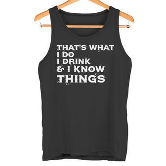 Damen Das Ist Was Ich Trinke Und Ich Weiß Dinge Weißer Text Mit-Ausschnitt Tank Top - Geschenkecke