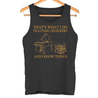 Das Ist Was Ich Mache Ich Spiele Piano Ich Lese Bücher Ich Weiß Dinge Tank Top - Geschenkecke