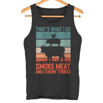 Das Ist Was Ich Tue Ich Rauche Fleisch Und Ich Weiß Dinge Mit-Ausschnitt Tank Top - Geschenkecke