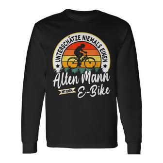 With E-Bike Underschätze Niemals Einen Old Mann Mit Einer E-Bike Langarmshirts - Geschenkecke