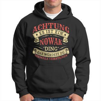 Damen Achtung Es Ist Ein Nowak Ding Nachname Namensschild Mit-Ausschnitt Kapuzenpullover - Geschenkecke