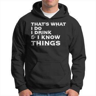 Damen Das Ist Was Ich Trinke Und Ich Weiß Dinge Weißer Text Mit-Ausschnitt Kapuzenpullover - Geschenkecke