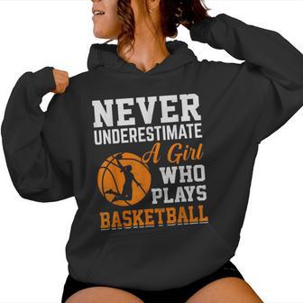 Unterschätze Niemals Ein Girl Das Basketball Plays Kapuzenpullover für Damen - Geschenkecke