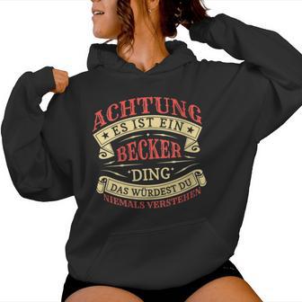 Women's Achtung Es Ist Ein Becker Ding Last Name Plate With-Neck Kapuzenpullover für Damen - Geschenkecke