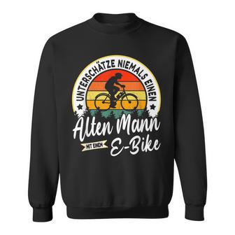 With E-Bike Underschätze Niemals Einen Old Mann Mit Einer E-Bike Sweatshirt - Geschenkecke