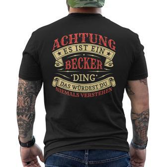 Achtung Es Ist Ein Becker Ding Last Name Plate S T-Shirt mit Rückendruck - Geschenkecke