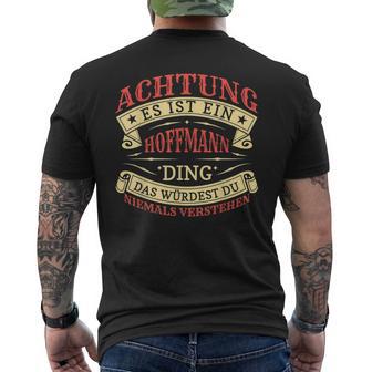 Achtung Es Ist Ein Hoffmann Ding Last Name Plate S T-Shirt mit Rückendruck - Geschenkecke