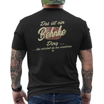 Damen Das Ist Ein Behnke Ding Lustiges Familie Behnke Mit-Ausschnitt T-Shirt mit Rückendruck - Geschenkecke