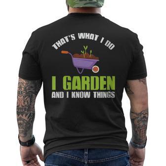 Damen Das Ist Was Ich Im Garten Mache Und Ich Weiß Dinge Mit-Ausschnitt T-Shirt mit Rückendruck - Geschenkecke