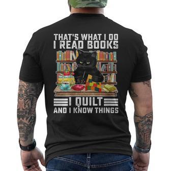 Damen Das Ist Was Ich Mache Ich Lese Bücher Die Ich Quilte Und Ich Weiß Dinge Mit-Ausschnitt T-Shirt mit Rückendruck - Geschenkecke