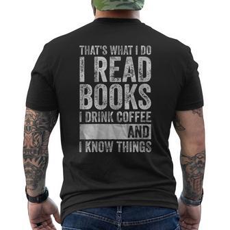 Damen Das Ist Was Ich Mache Ich Lese Bücher Ich Trinke Kaffee Ich Weiß Dinge Mit-Ausschnitt T-Shirt mit Rückendruck - Geschenkecke