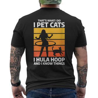 Damen Das Ist Was Ich Mache Ich Streichle Katzen I Hula Hoop Und Ich Weiß Dinge Mit-Ausschnitt T-Shirt mit Rückendruck - Geschenkecke