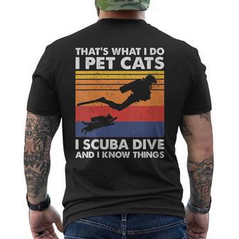 Damen Das Ist Was Ich Mache Ich Streichle Katzen I Scuba Dive & Ich Weiß Dinge Mit-Ausschnitt T-Shirt mit Rückendruck - Geschenkecke