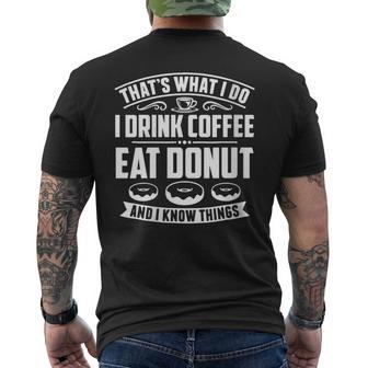 Damen Das Ist Was Ich Trinke Kaffee Esse Donuts Und Weiß Dinge Mit-Ausschnitt T-Shirt mit Rückendruck - Geschenkecke