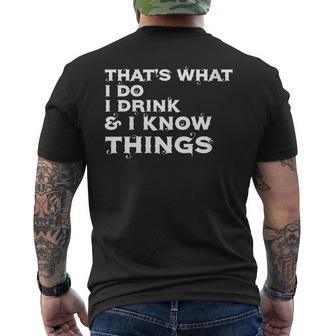 Damen Das Ist Was Ich Trinke Und Ich Weiß Dinge Weißer Text Mit-Ausschnitt T-Shirt mit Rückendruck - Geschenkecke