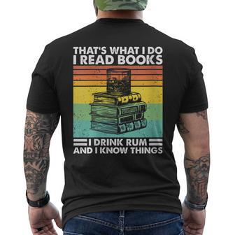 Damen Das Ist Was Ich Tue Ich Lese Buch Ich Trinke Rum & Ich Weiß Dinge Mit-Ausschnitt T-Shirt mit Rückendruck - Geschenkecke