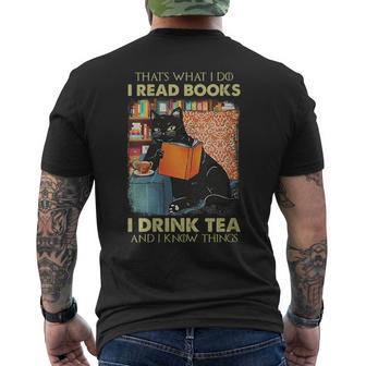 Damen Das Ist Was Ich Tue Ich Lese Bücher Ich Trinke Und Ich Weiß Dinge Mit-Ausschnitt T-Shirt mit Rückendruck - Geschenkecke