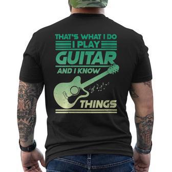 Damen Das Ist Was Ich Tue Ich Spiele Gitarre Und Ich Weiß Dinge Mit-Ausschnitt T-Shirt mit Rückendruck - Geschenkecke