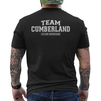 Damen Team Cumberland Stolzer Familiennachname Nachname Geschenk Mit-Ausschnitt T-Shirt mit Rückendruck - Geschenkecke