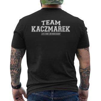 Damen Team Kaczmarek Stolzer Familiennachname Nachname Geschenk Mit-Ausschnitt T-Shirt mit Rückendruck - Geschenkecke