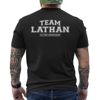 Damen Team Lathan Stolzer Familiennachname Nachname Geschenk Mit-Ausschnitt T-Shirt mit Rückendruck - Geschenkecke