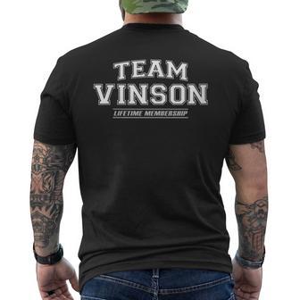 Damen Teaminson Stolzer Familienname Nachname Geschenk Mit-Ausschnitt T-Shirt mit Rückendruck - Geschenkecke