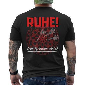 With Darts Quote Ruhe Der Meister Wirft T-Shirt mit Rückendruck - Geschenkecke