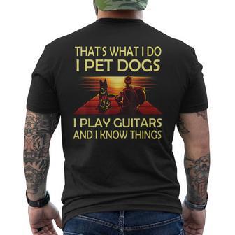 Das Ist Was Ich Mache Ich Pet Dogs Ich Spielen Gitarren Und Ich Weiß Dinge T-Shirt mit Rückendruck - Geschenkecke