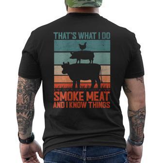 Das Ist Was Ich Tue Ich Rauche Fleisch Und Ich Weiß Dinge Mit-Ausschnitt T-Shirt mit Rückendruck - Geschenkecke