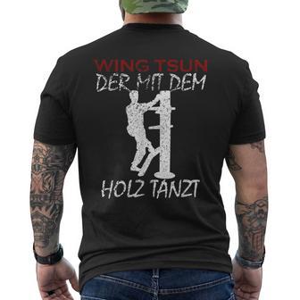 Der Mit Dem Holz Tanzt Martial Arts Training Wing Tsun T-Shirt mit Rückendruck - Geschenkecke