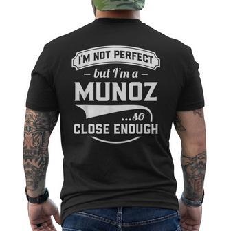 Ich Bin Nicht Perfekt Aber Ich Bin Ein Munoz So Nah Genug Nachname T-Shirt mit Rückendruck - Geschenkecke