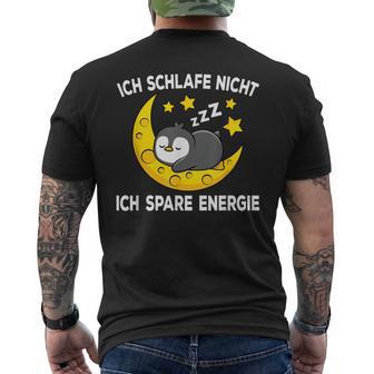 Ich Schlafe Nicht Ich Spare Energy Sleep Penguin Nightdress T-Shirt mit Rückendruck - Geschenkecke