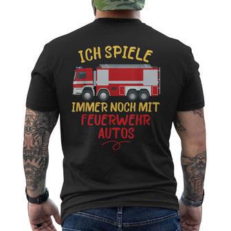 Ich Spiele Immer Noch Mit Feuerwehrautos Feuerwehr T-Shirt mit Rückendruck - Geschenkecke