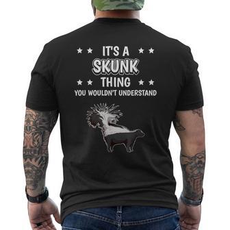 Ist So Ein Stinktier Ding Lustiger Spruch Stinktiere T-Shirt mit Rückendruck - Geschenkecke