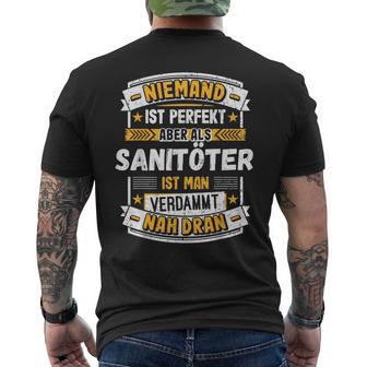 Niemand Ist Perfekt Aber Als Sanitöter T-Shirt mit Rückendruck - Geschenkecke