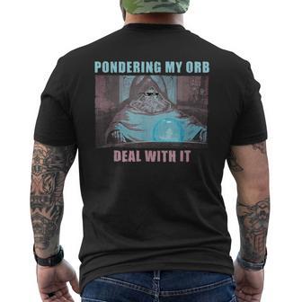 Pondering My Orb Wizard Meme T-Shirt mit Rückendruck - Geschenkecke