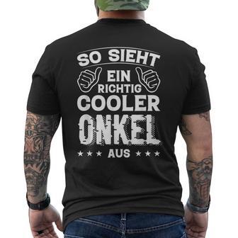 So Sieht Ein Richtig Cooler Onkel Aus Uncle Uncle Sayings T-Shirt mit Rückendruck - Geschenkecke