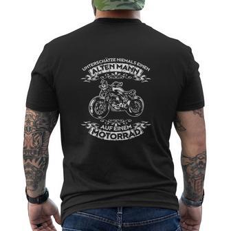 Never Underestimate An Old Man On A Motorcycle T Shirt T-Shirt mit Rückendruck - Seseable
